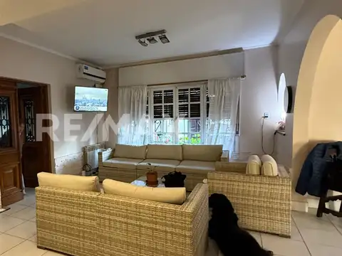 Casa 9 ambientes con 5 baños
