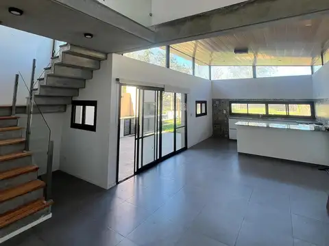 Casa 5 ambientes con 2 baños