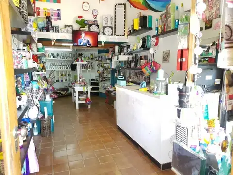 Local 30 mts, con baño, entrepiso, a la calle.