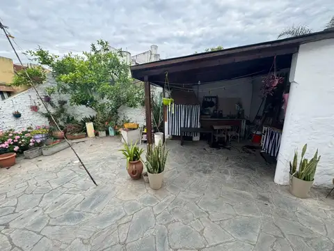 Casa 6 ambientes con 2 baños