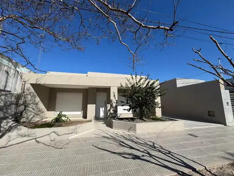 Casa en Alquiler con 1 cochera