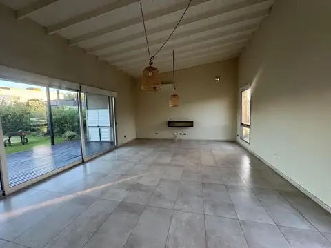 Casa 4 ambientes con 2 baños