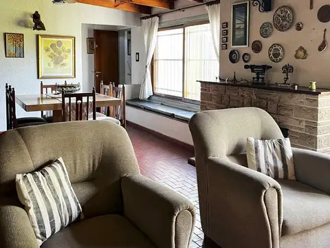 Casa 8 ambientes con 3 baños