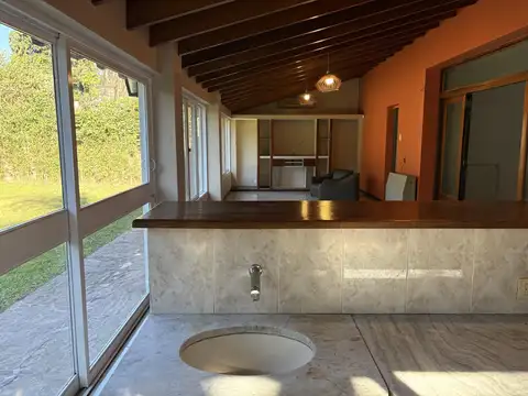 Casa 6 ambientes con 2 baños