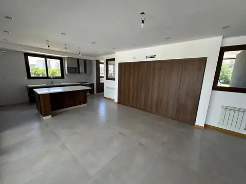 Casa 4 ambientes con 3 baños