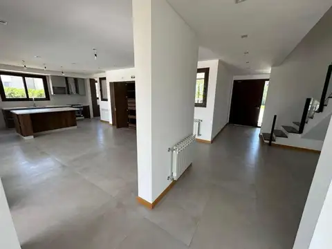 Casa 4 ambientes con 3 baños