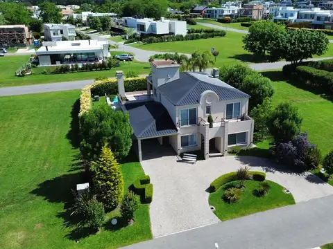 Casa en Venta con 3 cocheras