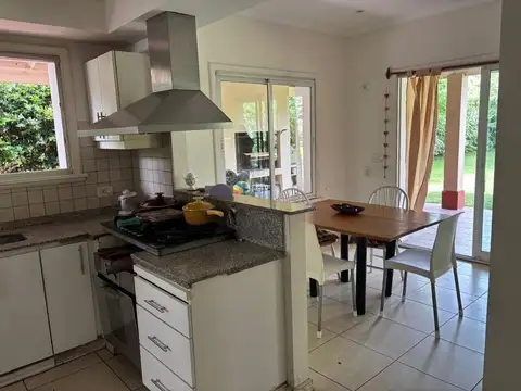 Casa 4 ambientes con 3 baños