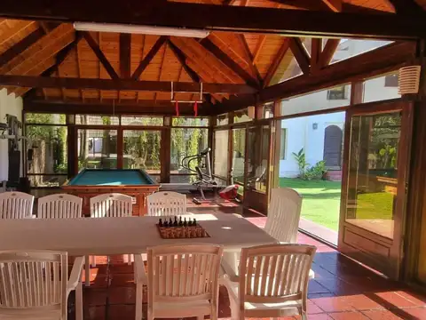 Casa 10 ambientes con 6 baños