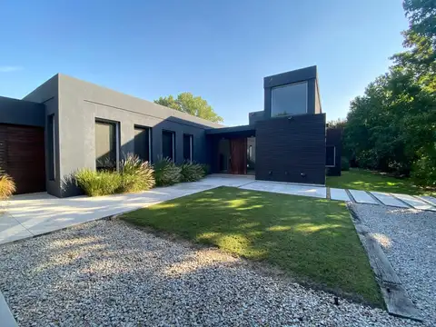 Casa de 5 ambientes con Jardín y Pileta en Venta - Barrio Cerrado Altos del Pilar