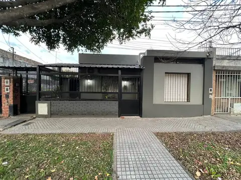 Casa en  venta dos dormitorios barrio Cura con patio y parrilla