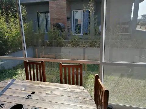 Departamento de un dormitorio con jardin a mts de  Av Peron