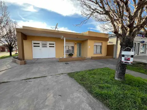 CASA 2 DORMIROTIOS CON COCHERA Y PATIO MURPHY 