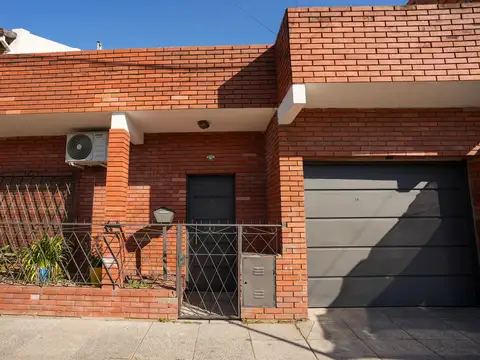 VENTA Casa 3 ambientes con Garage, Patio y Terraza