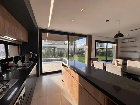 Casa 5 ambientes con 2 baños