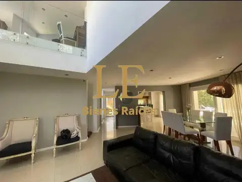 Casa en Venta con 5 cocheras