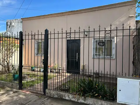 CASA VENTA CASTERLAR SUR 4 AMBIENTES GRAN LOTE