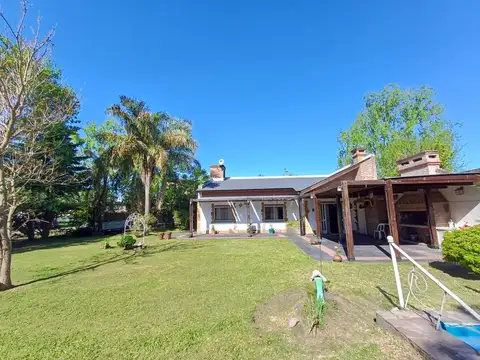 VENTA CASA EN FUNES CON PILETA Y DOS DORMITORIOS