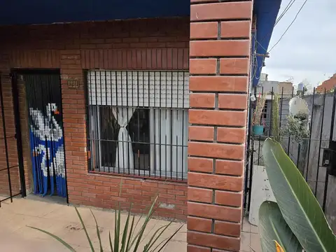 Casa 6 ambientes con 2 baños