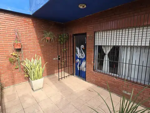 Casa 6 ambientes con 2 baños