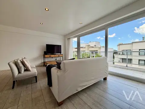 Semipiso de 3 ambientes. Dos cocheras. Terraza privada. Zona Güemes.