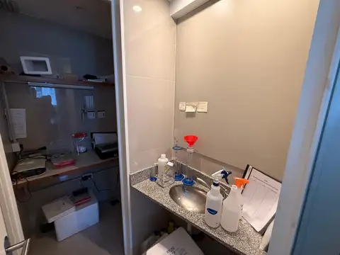 Oficina en piso alto con 2 cocheras.  RENTA usd 3000 x mes - Inquilino: Laboratorio -