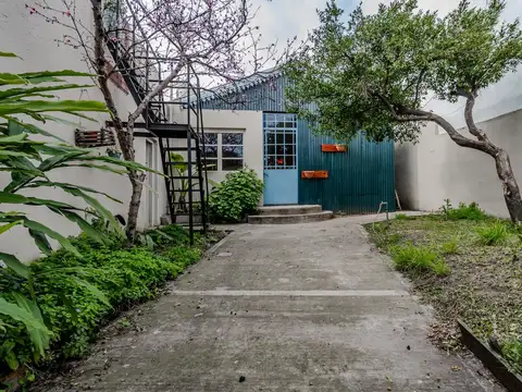 Casa reciclada a nuevo + local independiente y jardín en Béccar