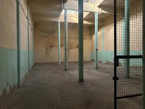 Depósito en alquiler de 479 mts2 con doble altura, ingreso camionetas y oficinas - Roseti 1610, CABA