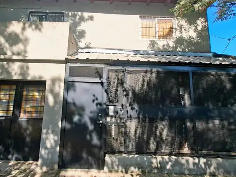 CASA EN VENTA DE 4 DORMITORIOS CON AMPLIO PATIO