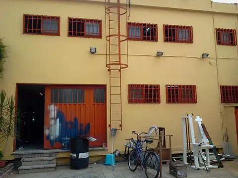 Local amplio con entrepiso