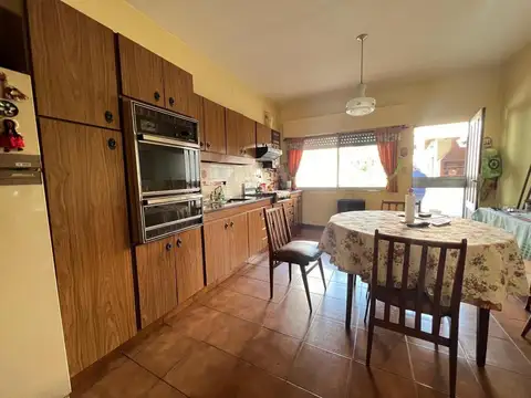 Venta Hermosa casa 4 amb, lote 8,66 x 56. Impecable estado