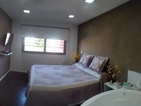 CHALET DE CATEGORIA 5 AMBIENTES COCHERAS , PISCINA