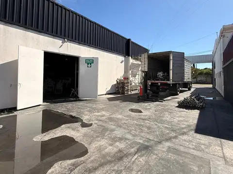 Deposito con oficinas sobre ruta 188, 2408m2