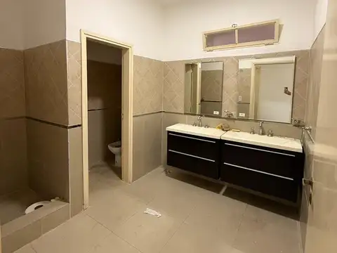 Deposito con oficinas sobre ruta 188, 2408m2