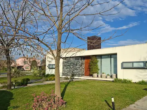 ALQ CASA 4 AMBIENTES EN COUNTRY EL CANTON GOLF