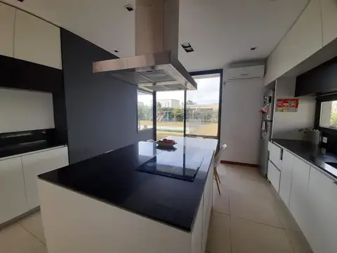 Casa en Alquiler con 4 cocheras