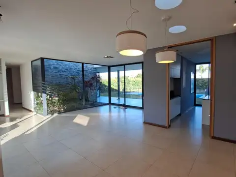 Casa en Alquiler con 5 cocheras