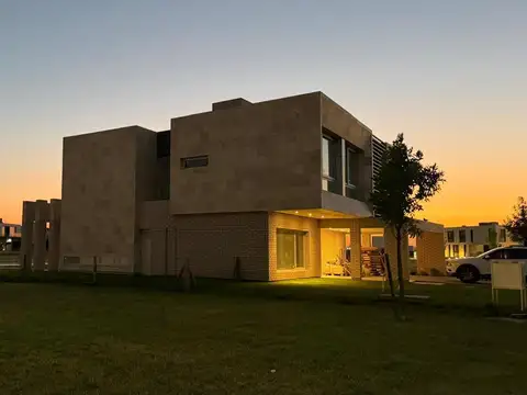 Casa en Venta en Countries y Barrios Cerrados en Ezeiza, USD 890.000