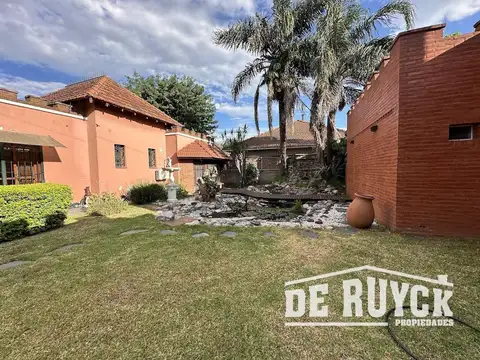 Casa desarrollada en una sola planta sobre amplio lote