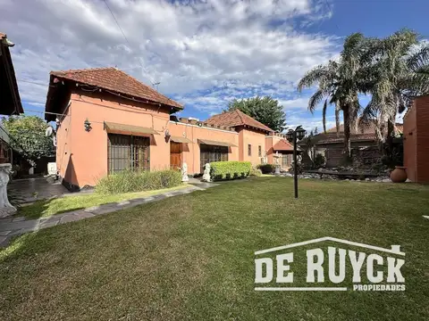 Casa desarrollada en una sola planta sobre amplio lote