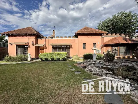 Casa en Venta con 3 cocheras