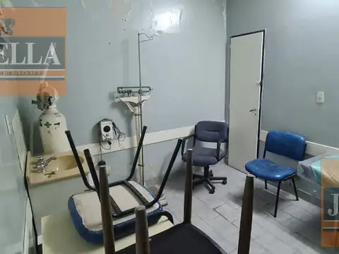 Local Comercial con divisiones - 3 baños - Ideal Profesional / Deposito  - Lomas Del Mirador