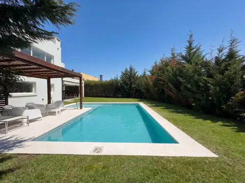 Casa 5 ambientes con 2 baños