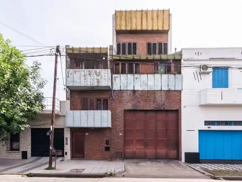 Casa multifam. en lote de 8,66 x 26,98 c/galpón