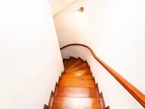 Casa multifam. en lote de 8,66 x 26,98 c/galpón