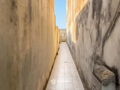 VENTA  - Casa de pasillo única de 3 dormitorios con patio y terraza - Barrio Bella Vista, Rosario.