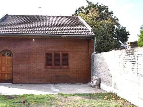 VENTA CASA MULTI-FAMILIAR RECICLADA EN MERLO