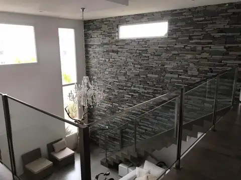 Casa en Alquiler con 3 cocheras