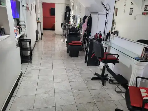 AMPLIA PELUQUERIA SOBRE AVELLANEDA.