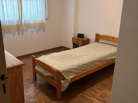 EXCELENTE 3 AMB. AL FRENTE CON BALCÓN Y COCINA INDEPENDIENTE